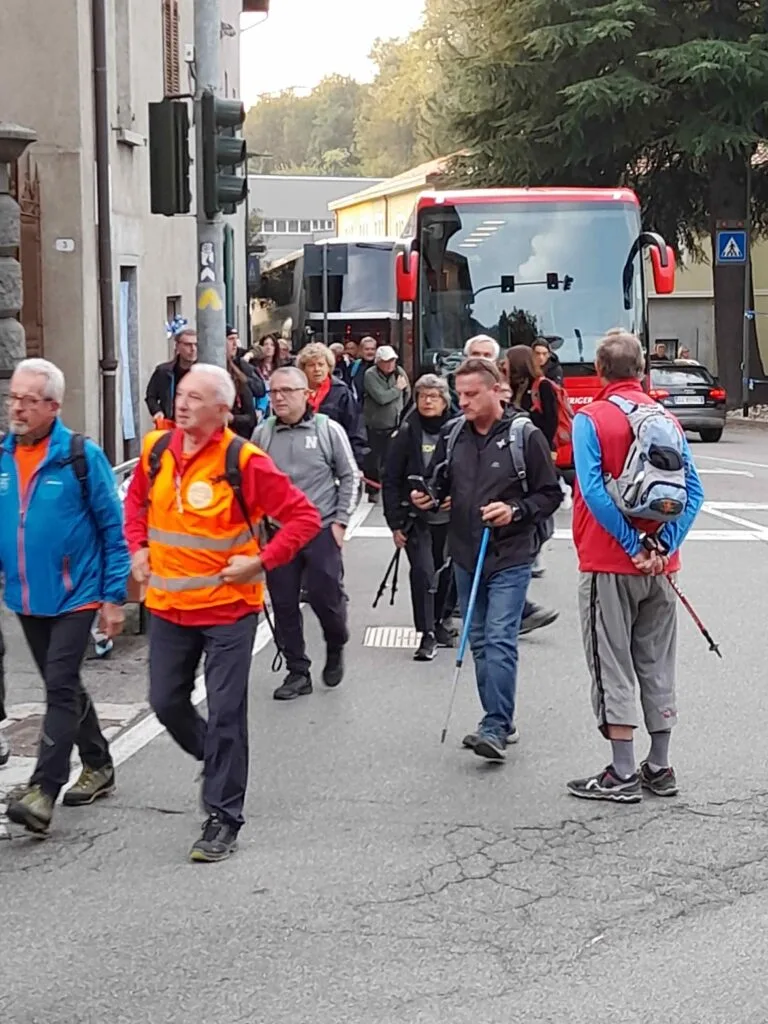 L'arrivo a Montorfano dei pullman medesi