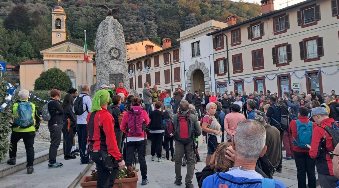 Il gruppo al ritrovo in piazza Roma a Montorfano